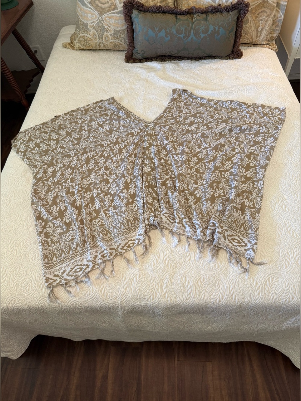 Caftan style BLOUSE, tan & white. NWT
